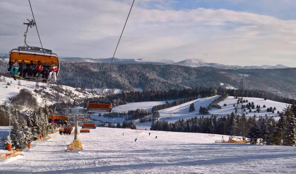 Widok na wyciąg oraz stok narciarski