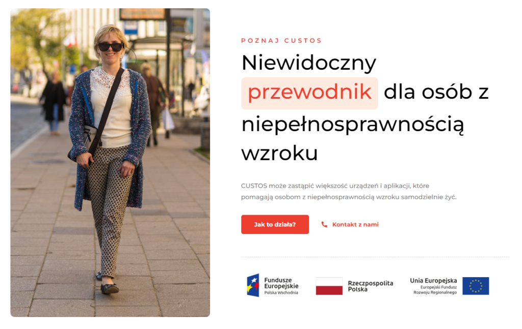 Po prawej zdjęcie kobiety idącej ulicą z założony okularami, po prawej napis: Niewidoczny przewodnik dla osób z niepełnosprawnością wzroku