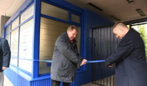 Od lewej Dariusz Bogdał, Prorektor ds. nauki oraz Marek Bauer, Prorektor ds. Studenckich przecinają wstęgę przed wejściem do Biura