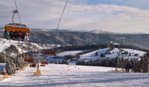 Widok na wyciąg oraz stok narciarski