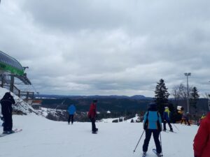 Widok na stok z górnej stacji kolejki
