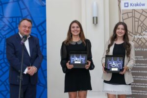 Od lewej Andrzej Kulig, Zastępca Prezydenta oraz 2 studentki ze statuetkami konkursu Kraków bez Barier