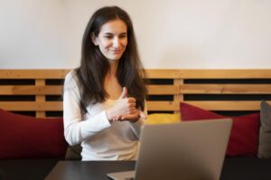 Kobieta tłumacz naucza online językiem migowym